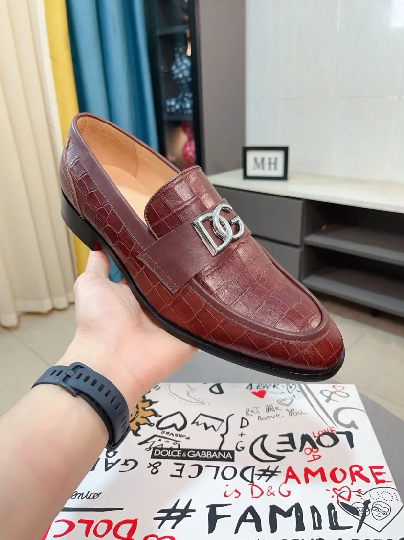 Men's shoes 💰540🌸🌸 [DG Dolce & Gabbana] High-end customized leather shoes. The upper is made of imported calf leather. Original hardware. I believe you will be impressed from the first time you see it. The avant-garde atmosphere can no longer fully interpret its elegance. AAA grade rubber outsole is super comfortable. The original cover last of the counter ensures its original version and quality. The upper is simple and the cowhide lining ensures its comfort and breathability. A pair of truly good shoes has its own unique soul, famous quality, and the first choice for successful people. Regular size 38-44 (45 customized)
